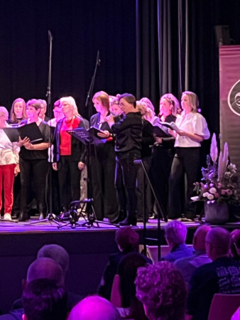 Gerke speelt solo op haar dwarsfluit